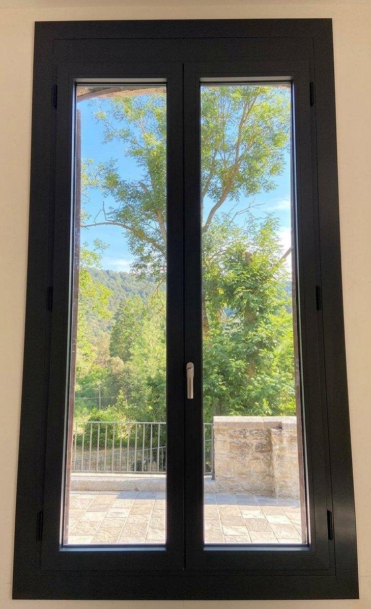 Ventana de aluminio bicolor instalada sin obra en una vivienda